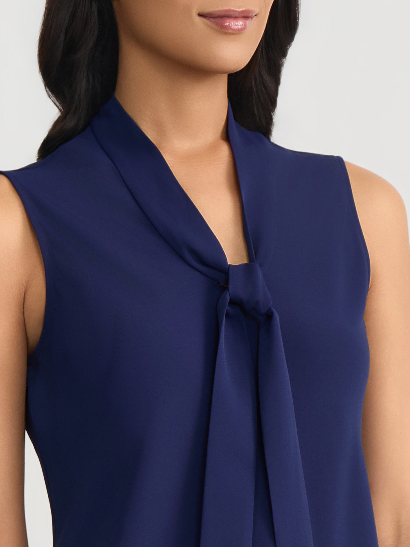 Giza Boat Neck Sleeveless Top  ネイビー Sleeveless V-Neck Center Front Tie Top - Navy – Clara Sunwoo