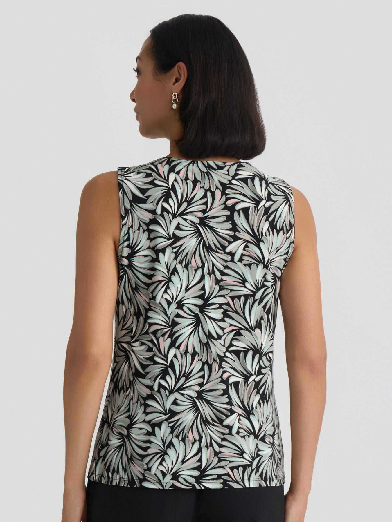 Hardware Keyhole Pleat Top